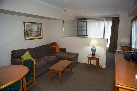 Bond 512 - Tourism Canberra 2