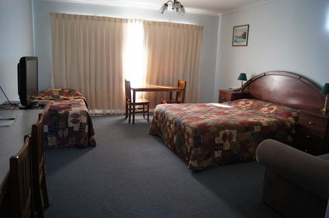 Bordertown Dukes Motorinn - Tourism Canberra 1