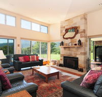 Bottlebrush Lodge - Great views and a pool - Tourism Canberra