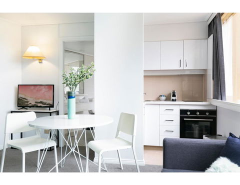 Bright, Modern Studio Steps From The Action - Tourism Canberra 0