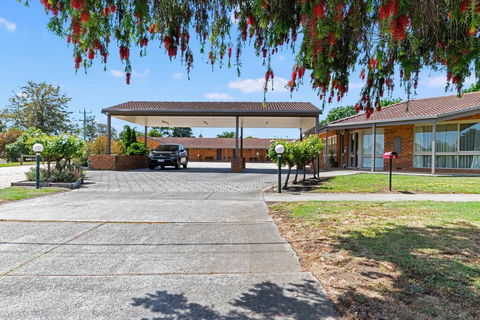 Broadford Sugarloaf Motel - Tourism Canberra 0