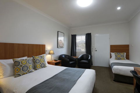 Cadman Motor Inn And Apartments - Tourism Canberra 0