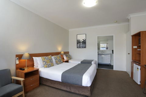Cadman Motor Inn And Apartments - Tourism Canberra 1