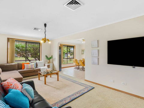 CAPEL Family Home, Large Yard, Close To Beach - Tourism Canberra 3