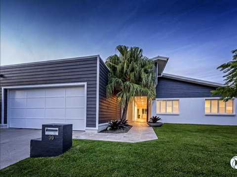 Casa Royale - Tourism Canberra 3