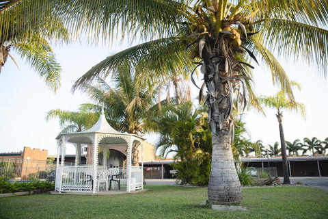 Castle Motor Lodge - Tourism Canberra 1