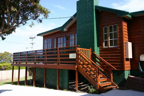 Cedar Cottages Blackmans Bay - Tourism Canberra 0