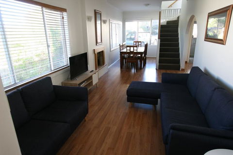 Cedar Cottages Blackmans Bay - Tourism Canberra 3