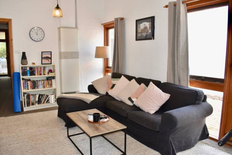 Charming Terrace House On Tree Lined Street - Tourism Canberra 0