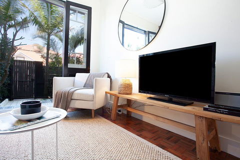 Charming Townhouse Just Steps From The Beach - Tourism Canberra 3