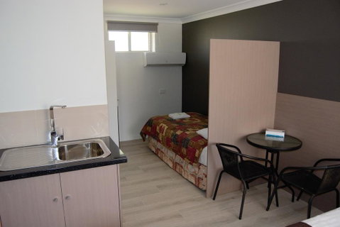 Civic Motor Inn - Tourism Canberra 1