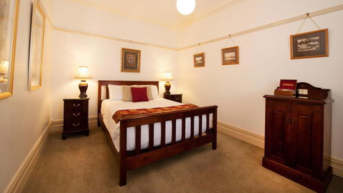 Cobb & Co Court Boutique Hotel - Tourism Canberra 3