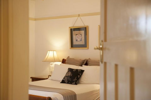 Cobb & Co Court Boutique Hotel - Tourism Canberra 0