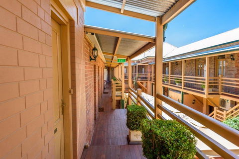 Cobb & Co Court Boutique Hotel - Tourism Canberra 1