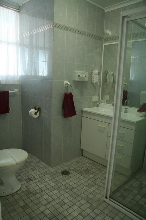Colonial Court Motor Inn - Tourism Canberra 3