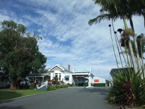 Colonial Court Motor Inn - Tourism Canberra 0