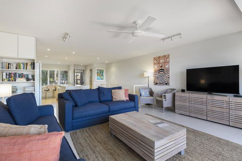 Comfortable & Stylish With Rooftop Spa - Tourism Canberra 1