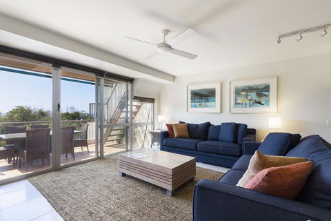 Comfortable & Stylish With Rooftop Spa - Tourism Canberra 3