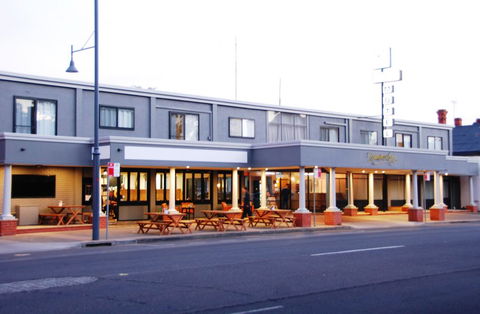 Commodore Motor Inn - Tourism Canberra 0