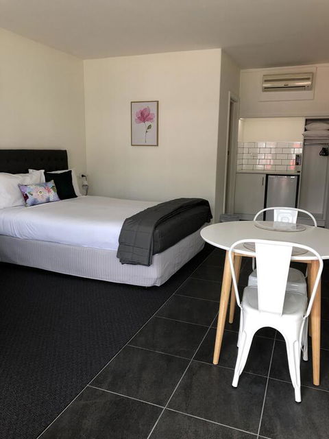 Commodore Motor Inn - Tourism Canberra 3