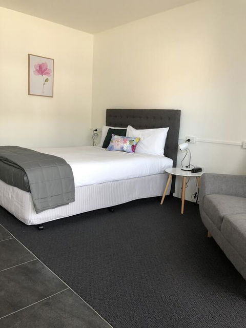 Commodore Motor Inn - Tourism Canberra 2