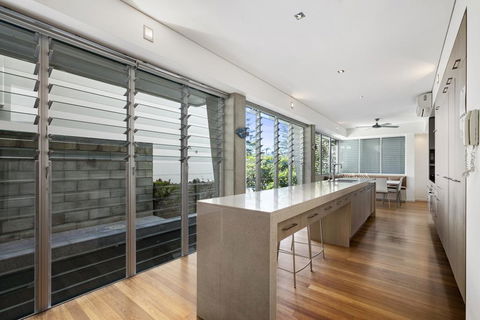 Contemporary & Central, Sunshine Beach - Tourism Canberra 3