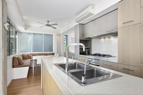 Contemporary & Central, Sunshine Beach - Tourism Canberra 2