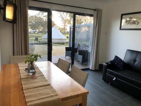Coonawarra Cabins Unit D - Tourism Canberra 1
