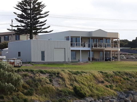 Costa Plenti Southend BnB - Tourism Canberra 0