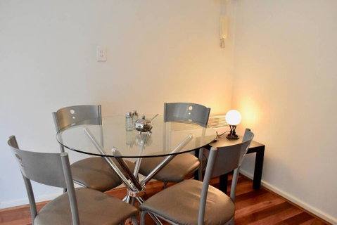 Cosy 1 Bedroom Apartment In Trendy Northcote - Tourism Canberra 3