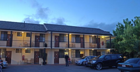 Country Plaza Motel - Tourism Canberra 1