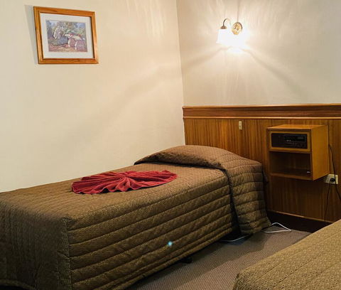 County Lodge Motor Inn - Tourism Canberra 0