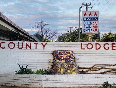 County Lodge Motor Inn - Tourism Canberra 1