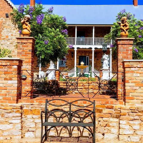 Courtyard Faversham House - Tourism Canberra 3