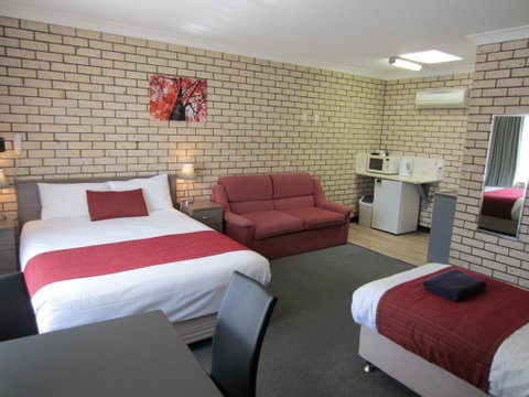 Cowra Crest Motel - Tourism Canberra 2