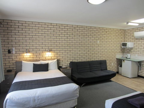 Cowra Crest Motel - Tourism Canberra 3
