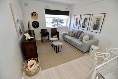 D'Luxe Designer Den Bondi-Ocean View Apartment - Tourism Canberra 3