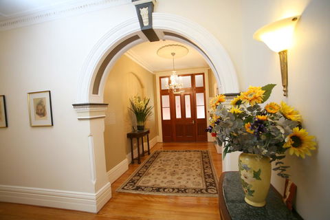 Darcy's Hotel - Tourism Canberra 0