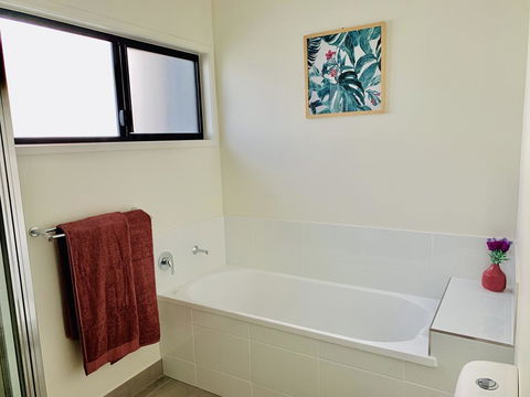DAYDREAMING Airlie Beach, Water Views & Only 200m To Boardwalk. - Tourism Canberra 3