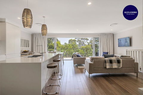 DESIGNER HOLIDAY BEACH PAD // 4 BED // COPA - Tourism Canberra 0