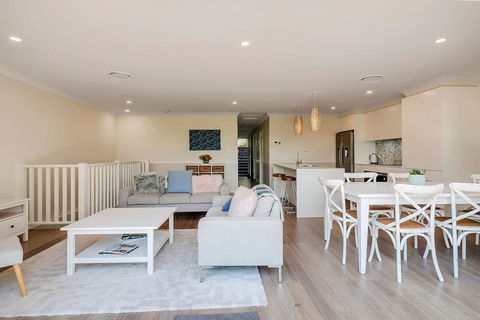 DESIGNER HOLIDAY BEACH PAD // 4 BED // COPA - Tourism Canberra 3
