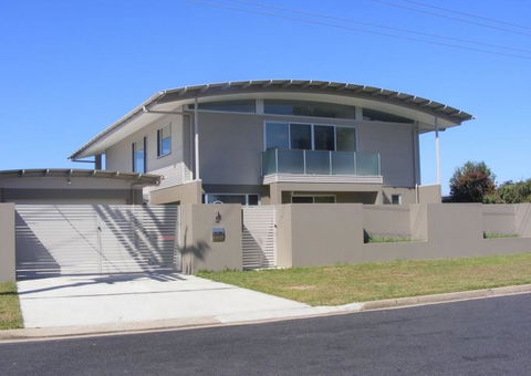 Dew On Lakeview Street - Tourism Canberra 0