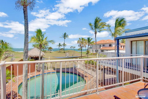Driftwood On The Beach - Tourism Canberra 0
