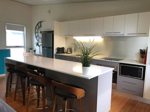 Easy Breezy Beach Shack - Tourism Canberra 0