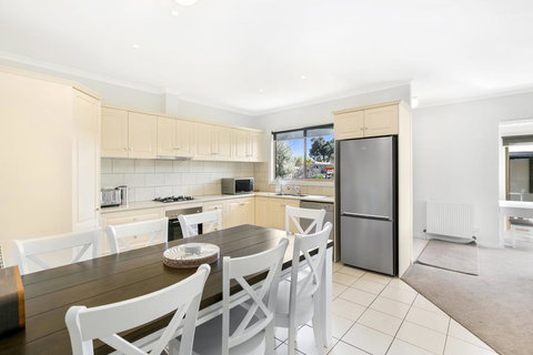 Easy Living Rosebud - Tourism Canberra 1