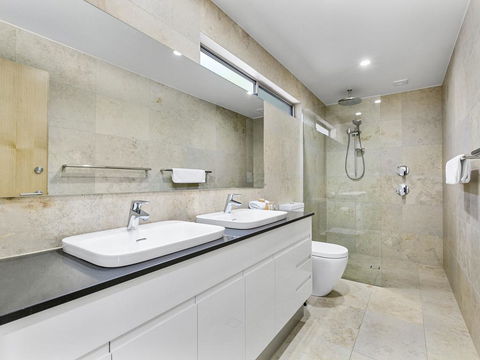 Exquisite Penthouse With Views To Laguna Bay - Unit 3 Taralla 18 Edgar Bennett Avenue - Tourism Canberra 3