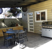 Guesthouse with Pool  BBQ - 10 kms from CBD - Tourism Canberra