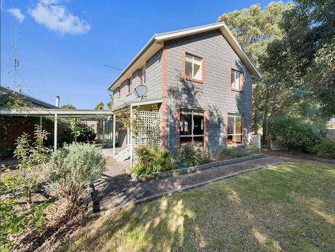 GUMS & ROSES - Family Home In The Heart Of Town. - Tourism Canberra 1