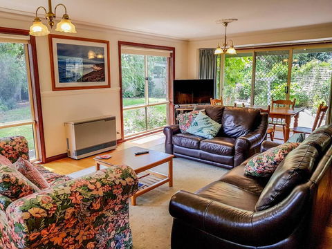 GUMS & ROSES - Family Home In The Heart Of Town. - Tourism Canberra 0
