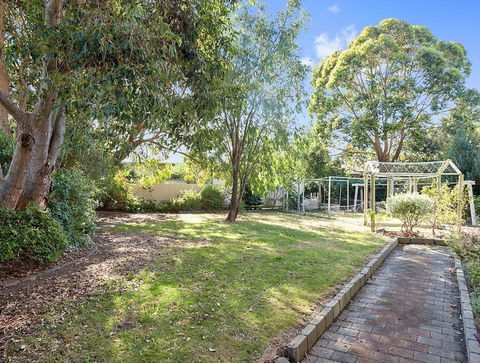 GUMS & ROSES - Family Home In The Heart Of Town. - Tourism Canberra 2